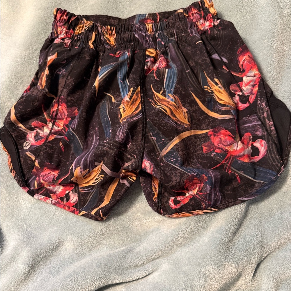 Lululemon Women's 4” Hotty hot Shorts